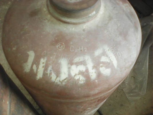 ขายถังสภาพดี 3 ใบ ออกซิเจ 1 ใบ  เอเซทีลืน 2 ใบ มีกาซเหลือครับ