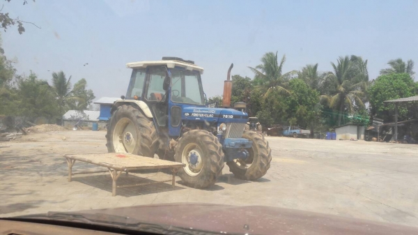 รถไถนา FORD 7810-2เพลา มีตู้เก๋งแอร์ไม่มี ผานดันหน้าไม่มี เอกสารอินวอยซ์