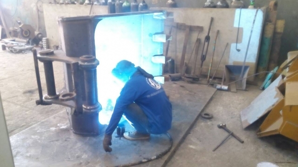 ขายและรับสั่งทำบุ้งกี้ รถแมคโค รับสั่งทำบุ้งกี้ตักดิน ขนาดแล้วแต่ความต้องการ   ทุกรุ่นทุกขนาดรถเล็ก รถใหญ่ รับประกันความเเข็งแรง เชื่อมโดยเครื่องเชื่อมอัตโมมัติ