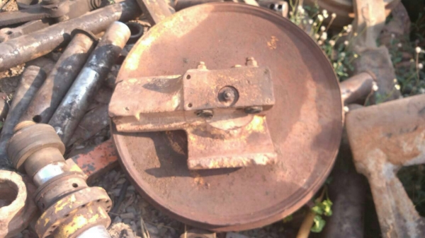 ขายชิ้นส่วนอะไหล่รถแทรกเตอร์ D-4 ของเก่า ถอดจากตัวรถ สภาพสวย มีเฟืองขับ   เฟืองฟรีเนี่ยน หัวฮันเดอร์ ล้อนำ พร้อมใช้งาน