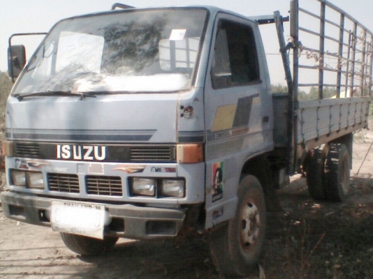 ISUZU TL 100 HP 4BC2 รถบรรทุกหกล้อ กระบะเหล็กความยาว 4.30 เมตรสภาพดีพร้อมบรรทุกได้เลย เครื่องยนต์เดิมๆแรงดีไม่แตกเยิ้ม วางหัวเก๋ง NKR ภายในสวยครบยังไม่แจ้งลงเล่มทะเบียนนะครับ พวงมาลัยธรรมดา เกียร์ยาว ช่วงล่างคัชซีไม่ผุไม่บวม ยาง 7.50 ขอบ 16 สภาพดี 60\% พร้