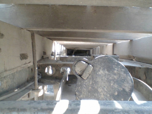 ISUZU TL 100 HP 4BC2 รถบรรทุกหกล้อ กระบะเหล็กความยาว 4.30 เมตรสภาพดีพร้อมบรรทุกได้เลย เครื่องยนต์เดิมๆแรงดีไม่แตกเยิ้ม วางหัวเก๋ง NKR ภายในสวยครบยังไม่แจ้งลงเล่มทะเบียนนะครับ พวงมาลัยธรรมดา เกียร์ยาว ช่วงล่างคัชซีไม่ผุไม่บวม ยาง 7.50 ขอบ 16 สภาพดี 60\% พร้