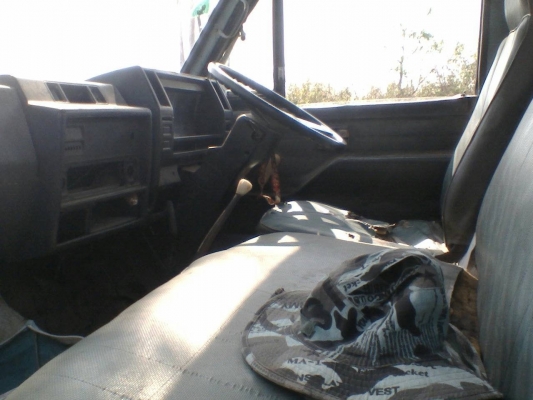 ISUZU TL 100 HP 4BC2 รถบรรทุกหกล้อ กระบะเหล็กความยาว 4.30 เมตรสภาพดีพร้อมบรรทุกได้เลย เครื่องยนต์เดิมๆแรงดีไม่แตกเยิ้ม วางหัวเก๋ง NKR ภายในสวยครบยังไม่แจ้งลงเล่มทะเบียนนะครับ พวงมาลัยธรรมดา เกียร์ยาว ช่วงล่างคัชซีไม่ผุไม่บวม ยาง 7.50 ขอบ 16 สภาพดี 60\% พร้