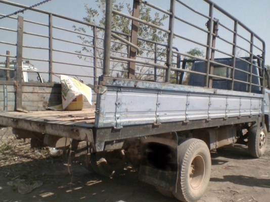 ISUZU TL 100 HP 4BC2 รถบรรทุกหกล้อ กระบะเหล็กความยาว 4.30 เมตรสภาพดีพร้อมบรรทุกได้เลย เครื่องยนต์เดิมๆแรงดีไม่แตกเยิ้ม วางหัวเก๋ง NKR ภายในสวยครบยังไม่แจ้งลงเล่มทะเบียนนะครับ พวงมาลัยธรรมดา เกียร์ยาว ช่วงล่างคัชซีไม่ผุไม่บวม ยาง 7.50 ขอบ 16 สภาพดี 60\% พร้