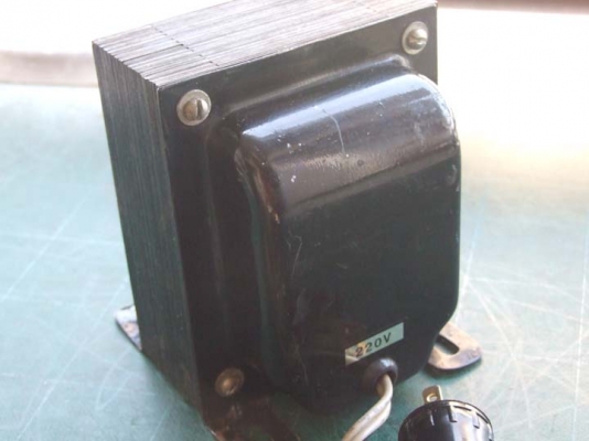 หม้อแปลงไฟจาก 220v ==> 110v ขนาด 1,500w  ของ V-Transformer ครับ