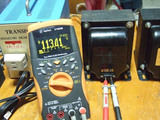 หม้อแปลงไฟจาก 220v ==> 110v ขนาด 1,500w  ของ V-Transformer ครับ