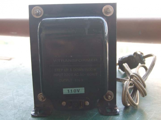 หม้อแปลงไฟจาก 220v ==> 110v ขนาด 1,500w  ของ V-Transformer ครับ