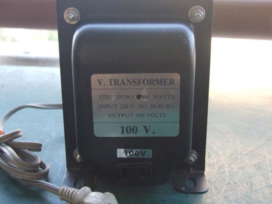 หม้อแปลงไฟจาก 220v ==> 100v ขนาด 1,500w  ของ V-Transformer ครับ