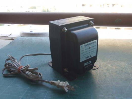 หม้อแปลงไฟจาก 220v ==> 100v ขนาด 1,500w  ของ V-Transformer ครับ
