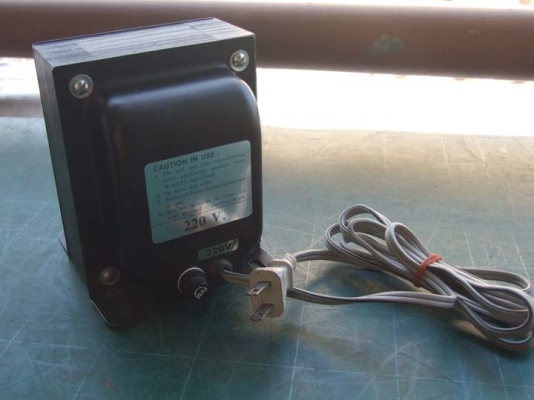 หม้อแปลงไฟจาก 220v ==> 100v ขนาด 1,500w  ของ V-Transformer ครับ