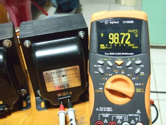 หม้อแปลงไฟจาก 220v ==> 100v ขนาด 1,500w  ของ V-Transformer ครับ