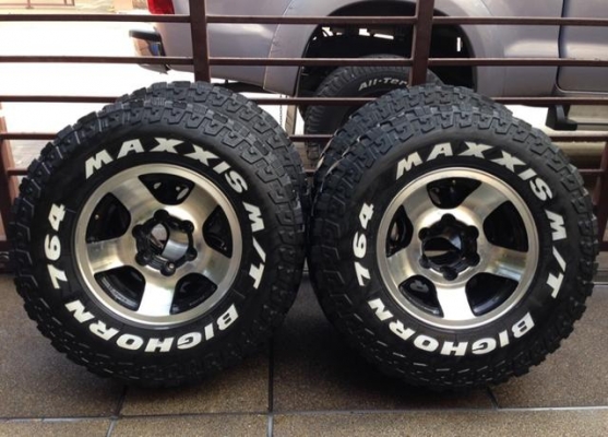 ล้อลายVX80 ขอบ15 สภาพดี ไม่มีซ่อม 6รู139 กว้าง 8.5 นิ้ว ET-28 พร้อมยาง Mud Maxxis 31 10.5 R15 ปลายปี11 ดอกเยอะ พร้อมใช้งาน ราคาไม่แพง