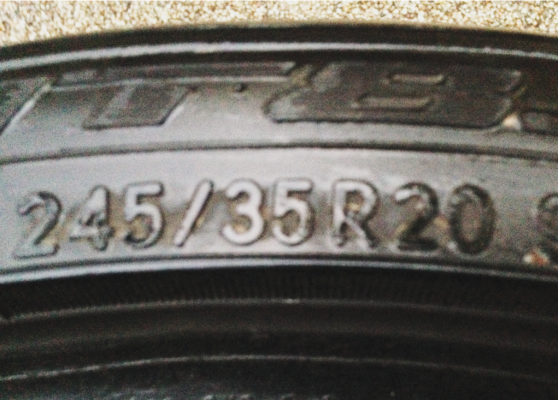 ยาง Sunny 225 35 20 หลัง Nitto 245 35 20 ปี13 ดอกเต็ม ใช้ยาว ราคาไม่แพง