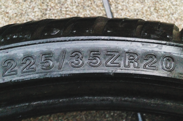 ยาง Sunny 225 35 20 หลัง Nitto 245 35 20 ปี13 ดอกเต็ม ใช้ยาว ราคาไม่แพง