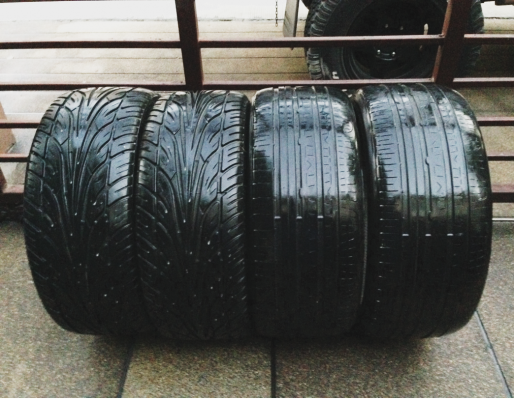 ยาง Sunny 225 35 20 หลัง Nitto 245 35 20 ปี13 ดอกเต็ม ใช้ยาว ราคาไม่แพง