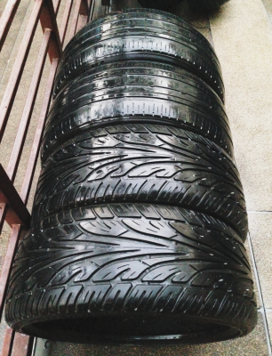 ยาง Sunny 225 35 20 หลัง Nitto 245 35 20 ปี13 ดอกเต็ม ใช้ยาว ราคาไม่แพง