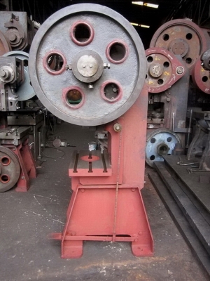 เครื่องปั๊มโลหะ(เฟรมเหล็กเหนียว)