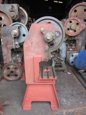 เครื่องปั๊มโลหะ(เฟรมเหล็กเหนียว) เครื่องปั๊มโลหะ(เฟรมเหล็กเหนียว)