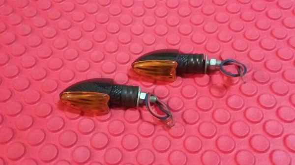 ((ขาย)) ไฟเลี้ยวเคลปล่า ราคา 100 บาท สนใจติดต่อ 099-198-6308