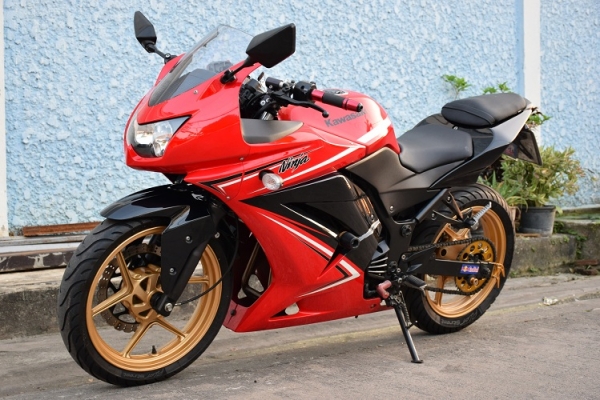 Ninja250 เกือบปี13  รถบ้านแท้มือเดียว  เล่มชุดโอนครบ ของแต่งแน่น