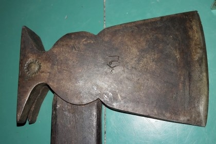 ขายขวานหัวหงอนถอนตะปูได้งานเก่าโบราณน้ำหนักดีเหล็กดี