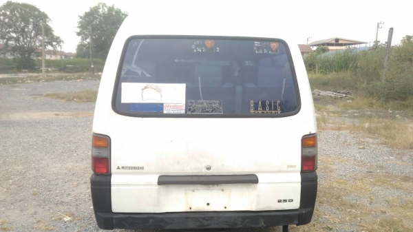 รถตู้ มิตซูบิชิ L300