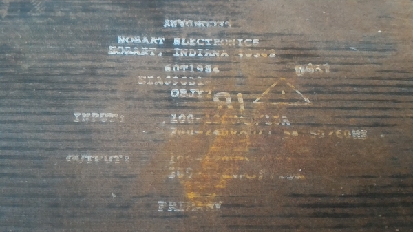 หม้อแปลงไฟจาก 220 V. เหลือ 100 115 V.  ขนาดกำลัง 15A. เลือกต่อใช้ไฟได้หลายช่วงแรงดันที่ต้องการ