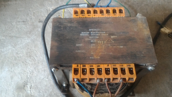 หม้อแปลงไฟจาก 220 V. เหลือ 100 115 V.  ขนาดกำลัง 15A. เลือกต่อใช้ไฟได้หลายช่วงแรงดันที่ต้องการ