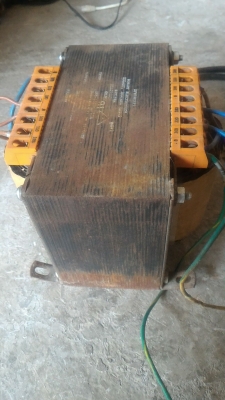 หม้อแปลงไฟจาก 220 V. เหลือ 100 115 V.  ขนาดกำลัง 15A. เลือกต่อใช้ไฟได้หลายช่วงแรงดันที่ต้องการ