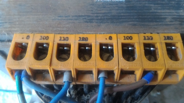 หม้อแปลงไฟจาก 220 V. เหลือ 100 115 V.  ขนาดกำลัง 15A. เลือกต่อใช้ไฟได้หลายช่วงแรงดันที่ต้องการ