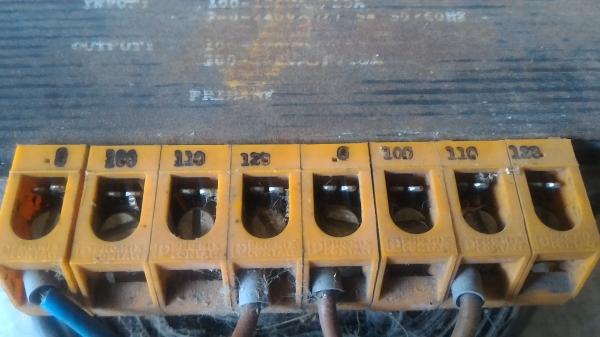 หม้อแปลงไฟจาก 220 V. เหลือ 100 115 V.  ขนาดกำลัง 15A. เลือกต่อใช้ไฟได้หลายช่วงแรงดันที่ต้องการ