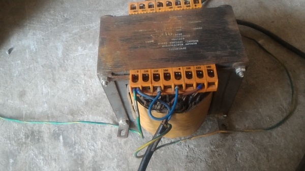 หม้อแปลงไฟจาก 220 V. เหลือ 100 115 V.  ขนาดกำลัง 15A. เลือกต่อใช้ไฟได้หลายช่วงแรงดันที่ต้องการ