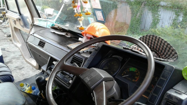 มิตซูบิชิ " หลง " กระบะพื้นเรียบ220แรง ยาว6.30เมตร แอร์เย็น เครื่องดี สีสวย สภาพพร้อมใช้**658,000** สอบถามโทร 0810745778 ลุงโหนกรับสาย