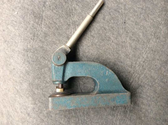 ---เครื่องปั๊มนูนมือโยก----