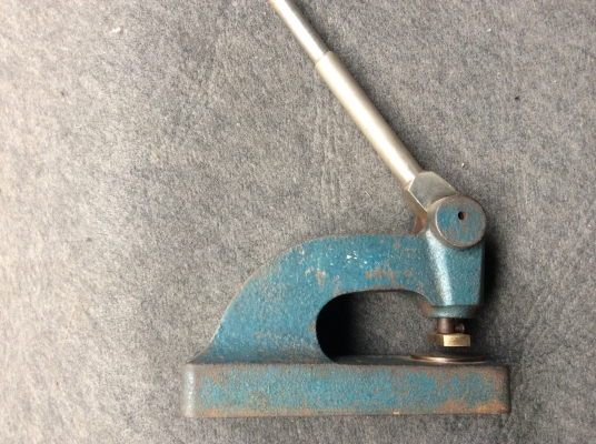 ---เครื่องปั๊มนูนมือโยก----