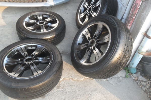 ล้อแม็ก17นิ้ว6รู พร้อมยาง สวยๆ 4 ล้อ ราคา 7900 บาท