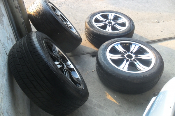 ล้อแม็ก17นิ้ว6รู พร้อมยาง สวยๆ 4 ล้อ ราคา 7900 บาท