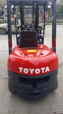 แหล่งรวมรถโฟลค์ลิฟท์มีงาเทอิ้งค์ฟอร์คงากระดกได้เทได้ภาคตะวันออกสำหรับตักยางก้อนขี้ยางยางถ้วยและยางพารา