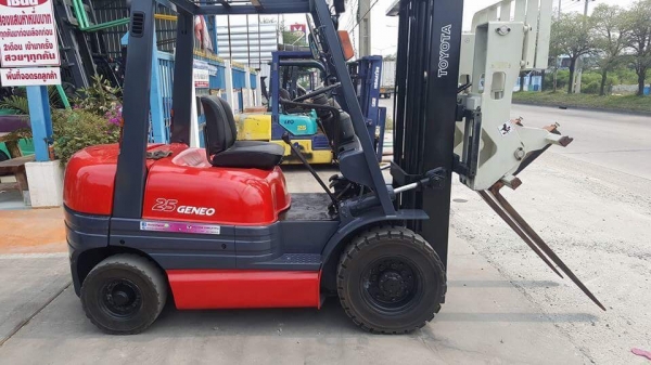 แหล่งรวมรถโฟลค์ลิฟท์มีงาเทอิ้งค์ฟอร์คงากระดกได้เทได้ภาคตะวันออกสำหรับตักยางก้อนขี้ยางยางถ้วยและยางพารา