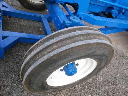 ขายด่วนรถไถฟอร์ด 6600 รุ่นยอดนิยมสภาพพร้อมลุยงาน เล่มทะเบียนพร้อมโอนครับ