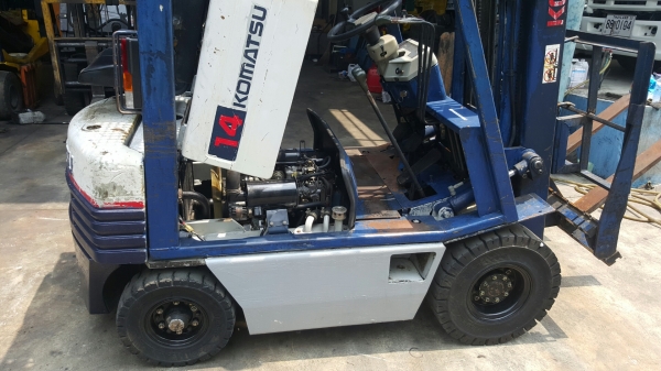 แหล่งรวมรถโฟลค์ลิฟท์งาเทฮิ้งค์ฟอร์คภาคตะวันออกสำหรับตักยางก้อนขี้ยางพารา