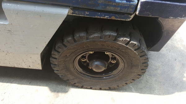 แหล่งรวมรถโฟลค์ลิฟท์งาเทฮิ้งค์ฟอร์คภาคตะวันออกสำหรับตักยางก้อนขี้ยางพารา