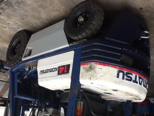 แหล่งรวมรถโฟลค์ลิฟท์งาเทฮิ้งค์ฟอร์คภาคตะวันออกสำหรับตักยางก้อนขี้ยางพารา