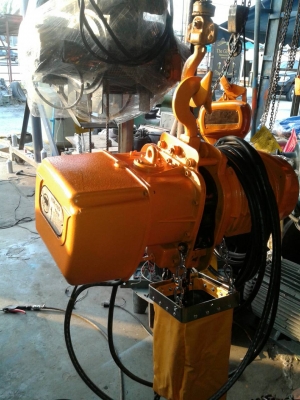 รอกไฟฟ้า 1 ตันใช้ไฟ2สาย 220v.( single phase ) โซ่ยาว 6 เมตร รับประกัน 6เดือน 0985700161