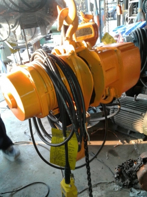 รอกไฟฟ้า 1 ตันใช้ไฟ2สาย 220v.( single phase ) โซ่ยาว 6 เมตร รับประกัน 6เดือน 0985700161