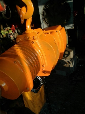 รอกไฟฟ้า 1 ตันใช้ไฟ2สาย 220v.( single phase ) โซ่ยาว 6 เมตร รับประกัน 6เดือน 0985700161