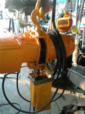 รอกไฟฟ้า 1 ตันใช้ไฟ2สาย 220v.( single phase ) โซ่ยาว 6 เมตร รับประกัน 6เดือน 0985700161