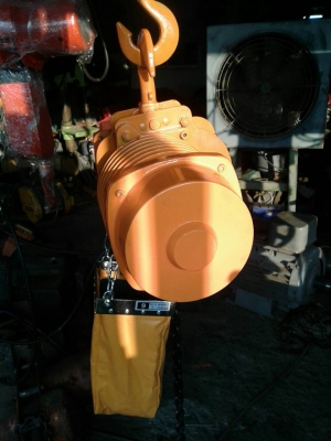 รอกไฟฟ้า 1 ตันใช้ไฟ2สาย 220v.( single phase ) โซ่ยาว 6 เมตร รับประกัน 6เดือน 0985700161