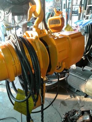 รอกไฟฟ้า 1 ตันใช้ไฟ2สาย 220v.( single phase ) โซ่ยาว 6 เมตร รับประกัน 6เดือน 0985700161