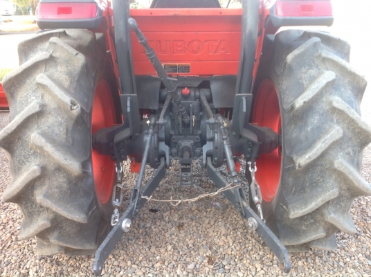 แทรกเตอร์คูโบต้า 4708 สภาพดีมากเดิมๆพร้อมใช้งานรถใช้มาน้อยมาก มีผานดันหน้าและ โรตารี่